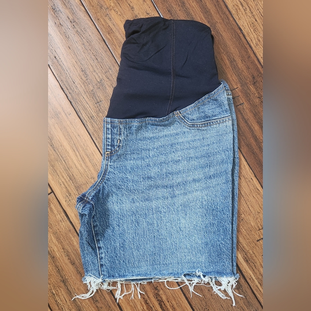 Ingrid & Isabel Maternity Full Panel Shorts size 14